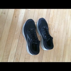 Brooks Levitate women’s size 8. (EUR 39)